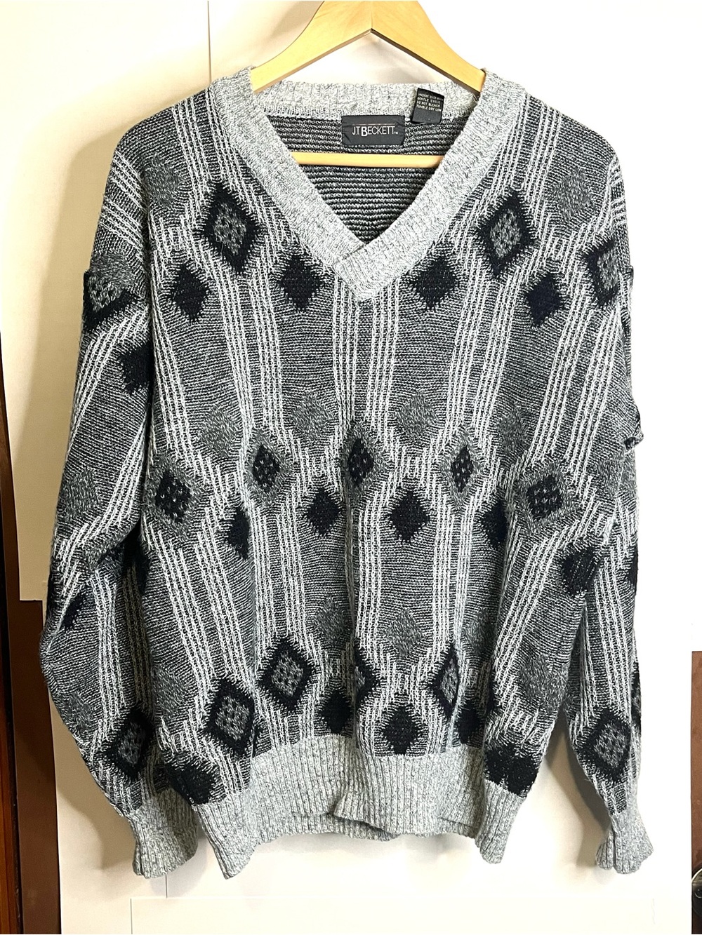 J.T. Beckett Men’s (VTG L, Fits M) Geometric V-Neck Pullover Sweater